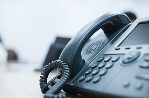 Telefonia stacjonarna dla firm to nadal niezbędne narzędzie ułatwiające pracę przedsiębiorstwa. Poznaj telefonię internetową VoIP, nowoczesne systemy call center, eFax, zaawansowane menu głosowe IVR oraz telefony cyfrowe i eCentrale w INEA.